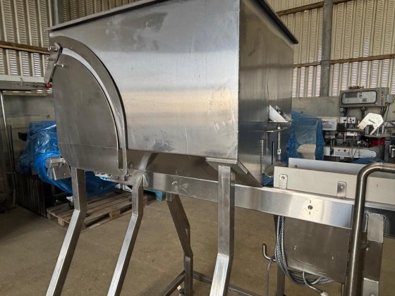 Conveyor with feeder hopper Pic 11